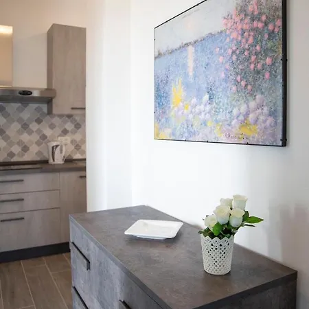 Gray Pearl - Modern In City Center